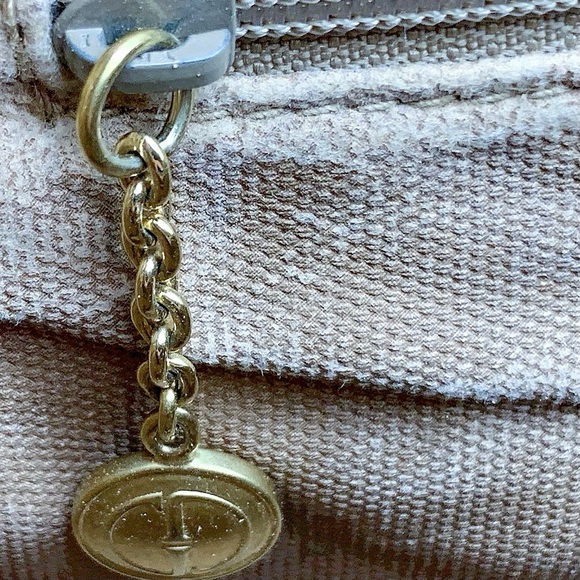 GUCCI Vintage Canvas GUCCI Logo Handbag in Tan - Picture 14 of 16